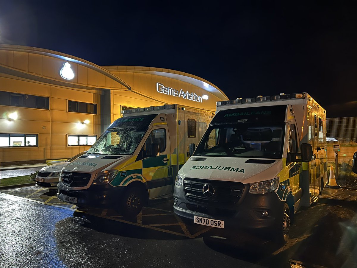 Chillangs's tweet photo. Well thanks for your hospitality folks. It’s been a pleasure, until next time, take care and stay safe @scaa @Scot_STAR / @EMRSscotland (North) #Helimed79 😎🚑🚁👋🏻 https://t.co/5uDO5VCyHo