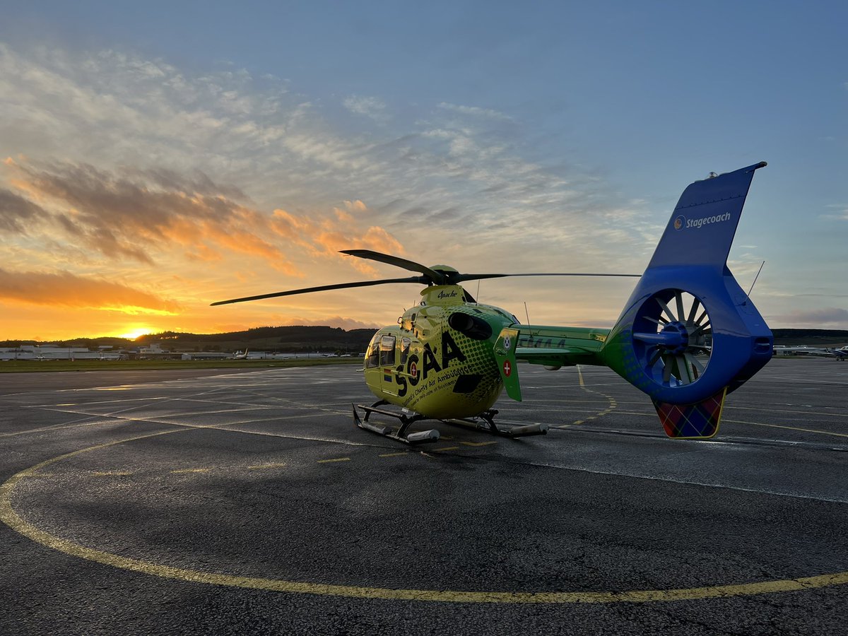 Chillangs's tweet photo. Well thanks for your hospitality folks. It’s been a pleasure, until next time, take care and stay safe @scaa @Scot_STAR / @EMRSscotland (North) #Helimed79 😎🚑🚁👋🏻 https://t.co/5uDO5VCyHo