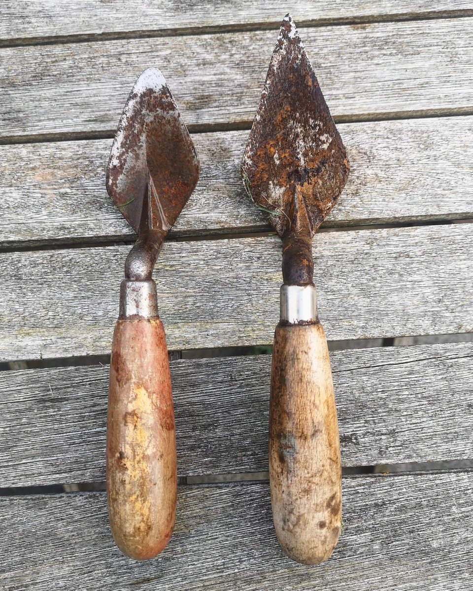 rachel_mills90's tweet photo. Niche tweet....but.. I've been reunited with my old faithful lovely worn-down trowel. I'd given it up for lost and replaced it with the sharp boy on the right, used only really quite briefly. The old girl feels so good back in my hand! 😁
#archaeology #favouritetool https://t.co/aQCwkFBMhi