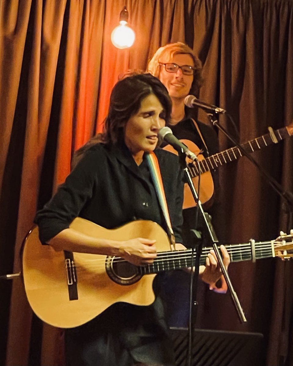 The very splendid ⁦@tanita_tikaram⁩ & her superb musicians with some seriously good Sunday Songs salve. Hot date up west with ⁦@MissBeehive⁩ And we loved it 🌞