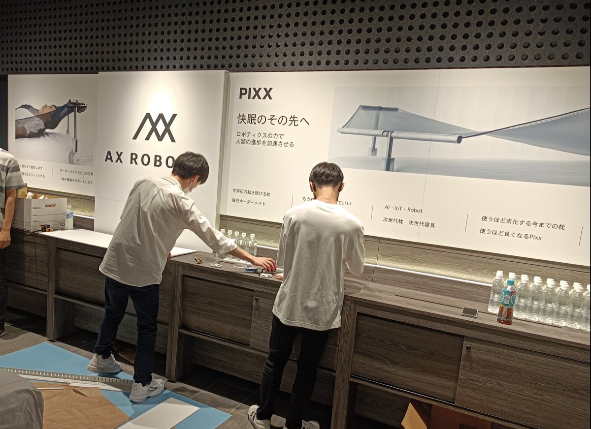 kagyroy's tweet image. いよいよ本日11時からb8ta有楽町にて全く新しい寝具Pixxの体験展示が開始されます。
有楽町・日比谷近くにお越しの方は是非お立ち寄り下さい。
写真は本日の内装製作中様子
#b8ta #axrobotix #pixx #iot #robot #hibiya