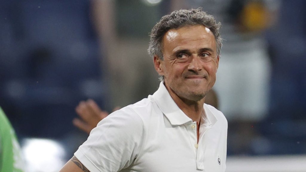 Тренер сборной испании по футболу 2022. Футбольный тренер испанец. Главный тренер сборной испании по футболу. Футбольный тренер испании. Испания марокко луис энрике.