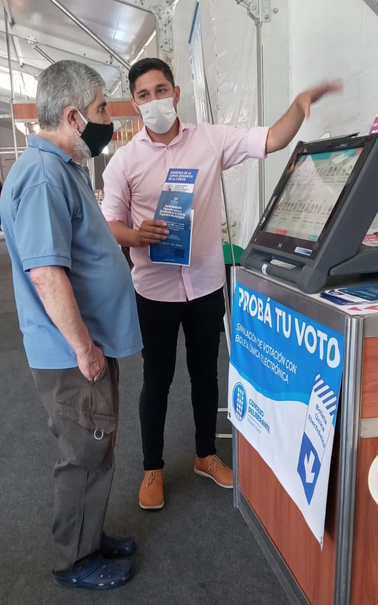 cdneuquen's tweet photo. #Domingo
Seguimos en la #FeriaDelLibroNqn y estamos muy contentos de formar parte de esta 8va Edición. Gracias a las y los vecinos que se acercan al #StandCd para obtener información sobre la actividad legislativa y programas de Relaciones con la Comunidad https://t.co/SSYagkT1Xe