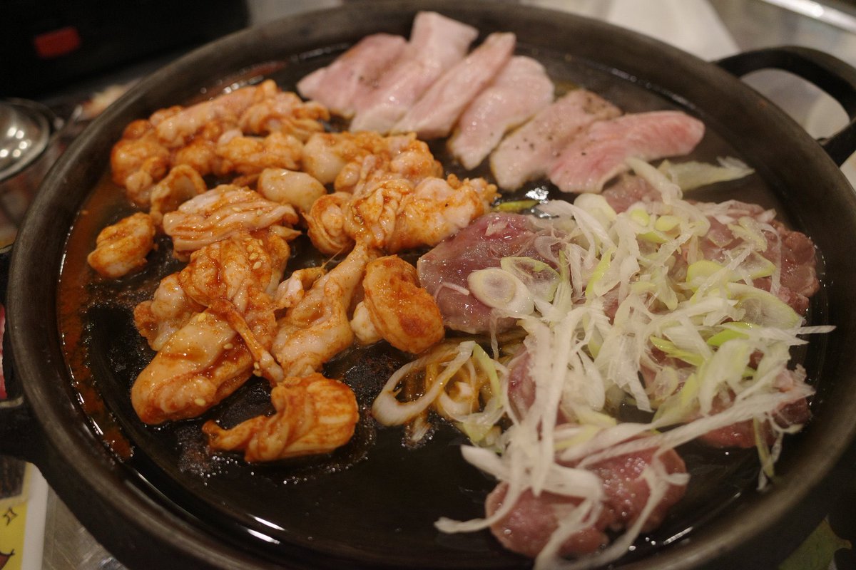 hatsu823's tweet photo. 韓国料理をお腹いっぱい食べて飲むなら！目黒「韓無量」へ。サムギョプサルやホルモン、チーズダッカルビ、チヂミや石焼ビビンバまで韓国料理が全品298円で味わえちゃうコスパ。しかもビール・生マッコリ・焼酎・サワーなどのお酒も298円。全品食べ飲み放題コースも3,280円なのでお腹いっぱい大満足 https://t.co/A81LxkpR3A