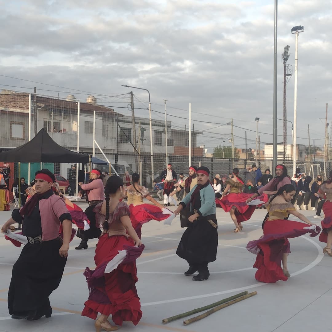toniolo_marcela's tweet photo. Hermosa tarde compartida en el #Cedem4.
Una propuesta de la Subec de Cultura a puro ritmo, bailes y participación de familias de #Ciudadela y Barrios cercanos.
Compartí un lindo momento junto a mis compañeros candidatos a concejales 💪💪💪 https://t.co/UZuRWJk4yR