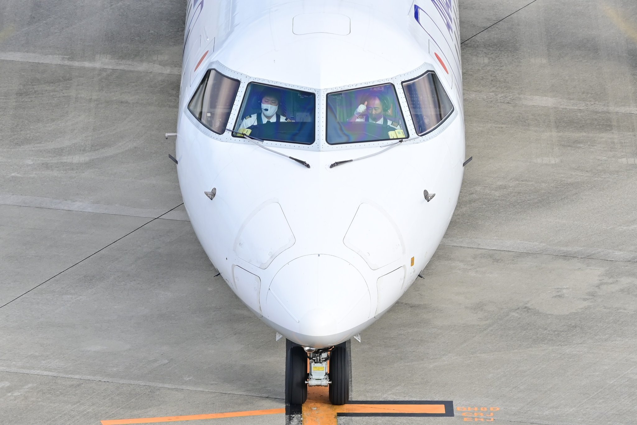 中部国際空港セントレア Anaのボンバルディアが371便としてセントレアから長崎に向かいます ボンバルディアの出発時はスカイデッキからもハンドリングスタッフとパイロットの息の合った作業の様子がよく見えます 準備ok がカッコいいです T