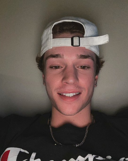 i never post selfies https://t.co/5EAGkCdIpb