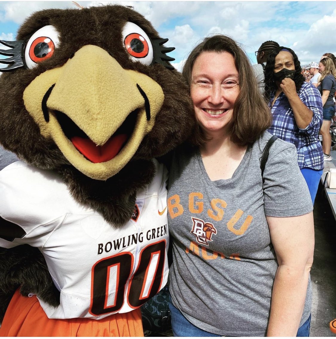 mamaskinner21's tweet photo. FINALLY!!  Been complaining about not meeting Freddie and Frieda @BGSUBirds Best part of family weekend. Ok, ok I might’ve enjoyed spending time with @maddyskinner_ and @kcalvey12 and the whole Calvey clan. It was a great time!! https://t.co/ujl2utrBBo