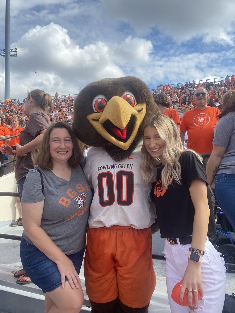 mamaskinner21's tweet photo. FINALLY!!  Been complaining about not meeting Freddie and Frieda @BGSUBirds Best part of family weekend. Ok, ok I might’ve enjoyed spending time with @maddyskinner_ and @kcalvey12 and the whole Calvey clan. It was a great time!! https://t.co/ujl2utrBBo