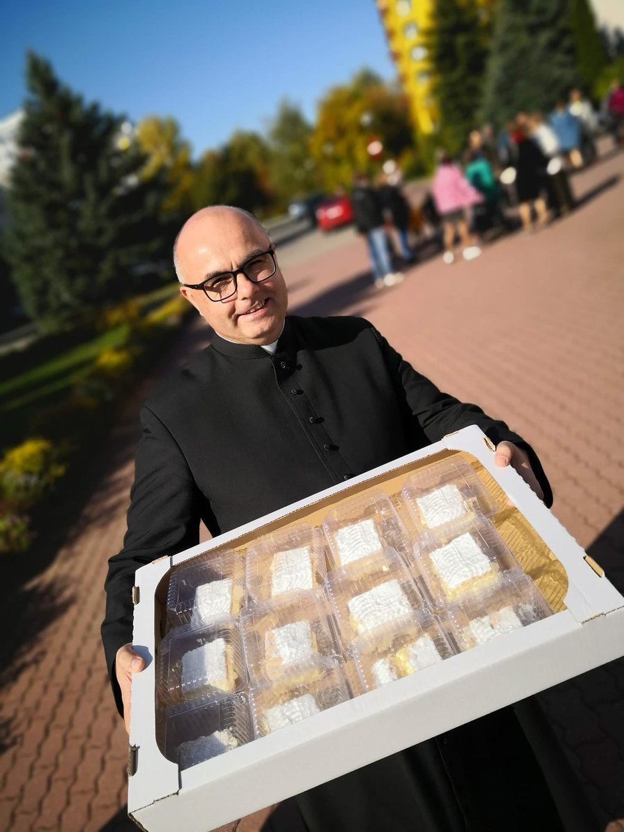 ArchLubelska's tweet photo. Bp #AdamBab:
„W Dzień Papieski w parafiach Archidiecezja Lubelska można poczuć smak wadowickich kremówek.
Niech dziedzictwo św. Jana Pawła II ciągle żyje w naszej codzienności.”

@EpiskopatNews @DzieloPL https://t.co/i9gicH38DX
