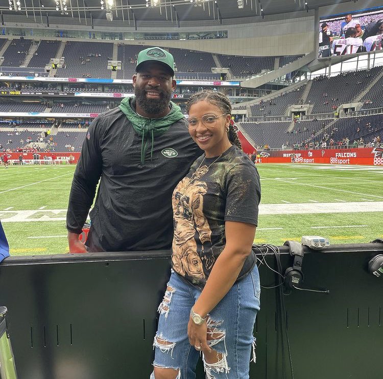 devocustoms's tweet photo. DeVoCustoms made it out to London! 🏴󠁧󠁢󠁥󠁮󠁧󠁿 Appreciate you @Chas30Gooch ! 

@GeorgeFant74 
#JetsFalcons https://t.co/AauYAyvGXl
