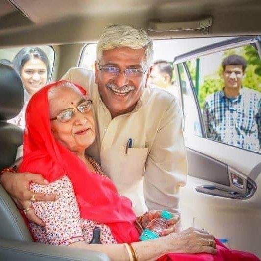 shashikisoch's tweet photo. সকলের প্রিয় কেন্দ্রীয় মন্ত্রী শ্রী গজেন্দ্র সিংহ শেখাওয়াতজী র মাতৃবিয়োগ হয়েছে। 
ইশ্বর বিদায়ী আত্মা কে নিজের শ্রী চরণে জায়গা দিক,🙏 শোকসন্তপ্ত পরিবারের প্রতি সমবেদনা জানাই
@gssjodhpur https://t.co/QIdg1FNnzC