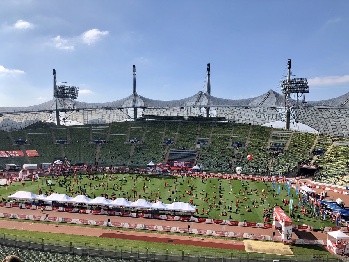 casal_gaelle's tweet photo. Première course 😅😅 10km #muenchenmarathon #10kmlauf ☀️&🎶&friends ▶️ à refaire !! 😁 https://t.co/zihFN6NhHE
