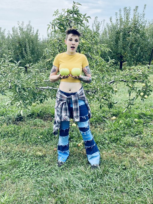 Check out the size of my&hellip;apples 🍏🍏👀 https://t.co/fhsTb7PPiJ<a href="/tag/revengeofthefifth"class="tags"><span>#revengeofthefifth</span></a>