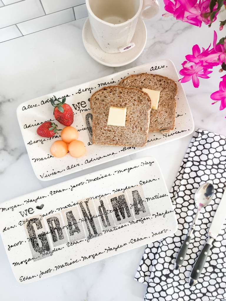 musewarepottery's tweet photo. I love the smell of Memere's Cookies. My dad is baking them but you get the point. I think I will make one of these with her recipe handwritten on it! Yep. That's what I'm gonna do. 

#musewarepottery #personalized #cookierecipe  #toastandjelly #grannysquare #giftsforgrammy https://t.co/qcraPAeRbt