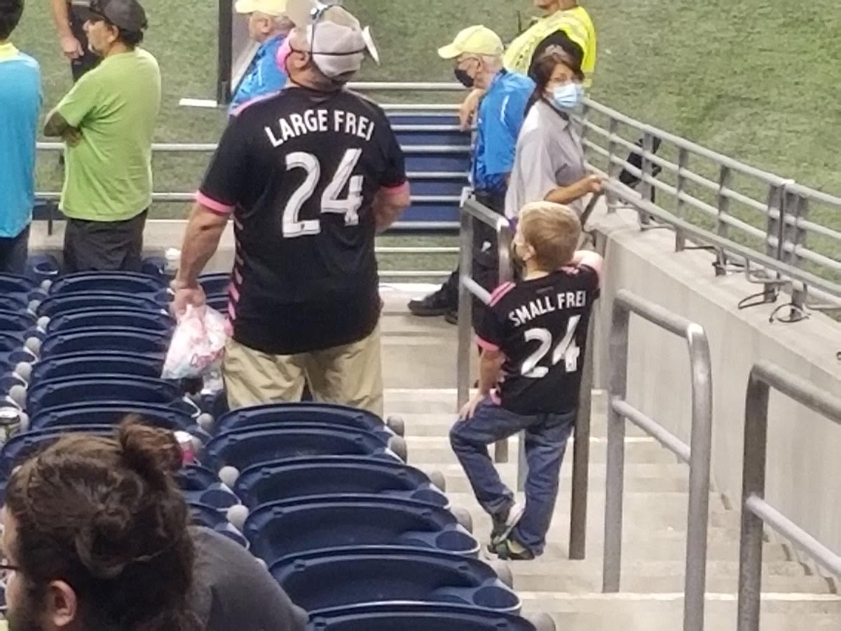 SoundersFC's tweet photo. Two months ago, we posted a photo of the most adorable father/son duo: matching jerseys for Large Frei &amp; Small Frei. 

@Stefan24Frei saw the post and told us he wanted to meet them after a match if we could track them down.... 

It happened on Saturday night. 

🧵 (1/4) https://t.co/WE53JfNW1x