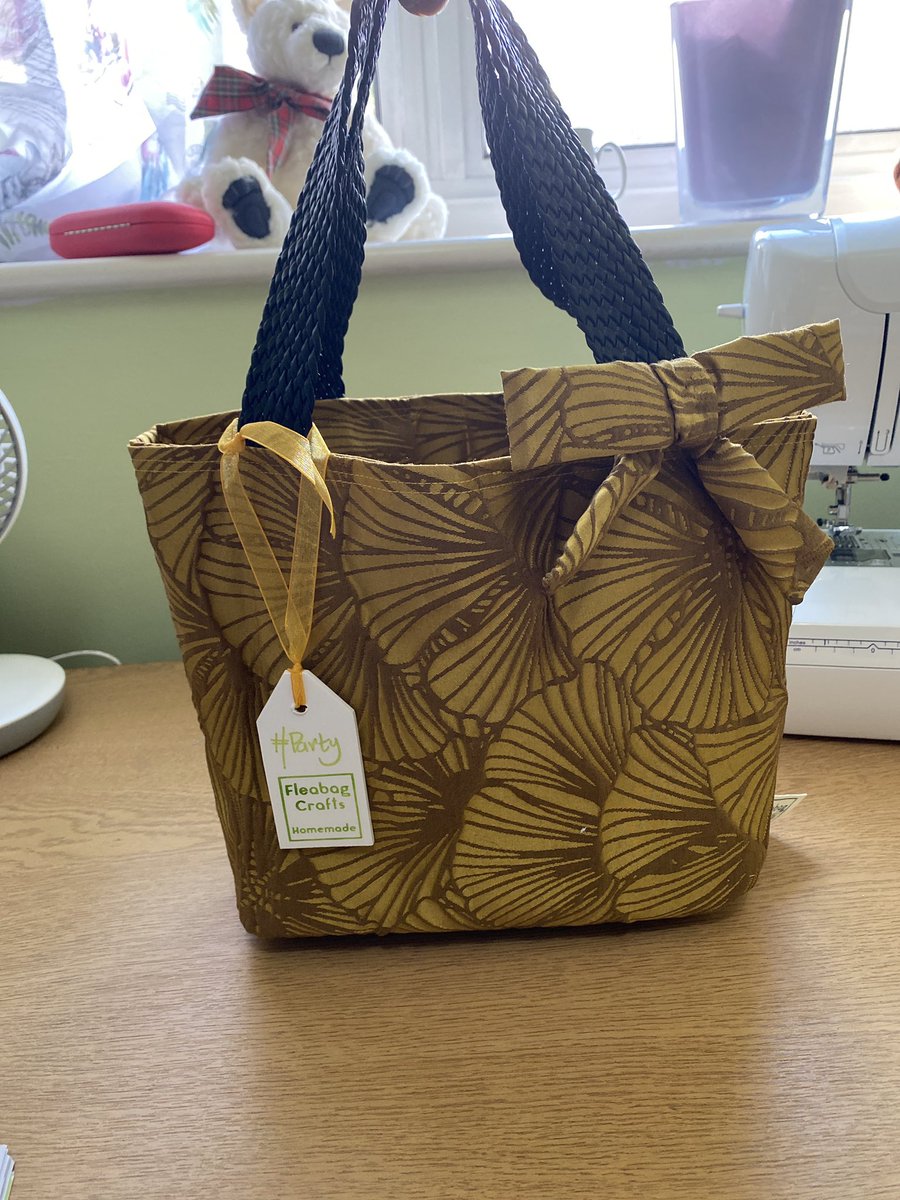 How about a handmade unique bag fit for the red carpet 💛💛 fleabagcrafts28.etsy.com made from a piece of reclaimed vintage fabric 💛💛 #CelebsForSmallBiz