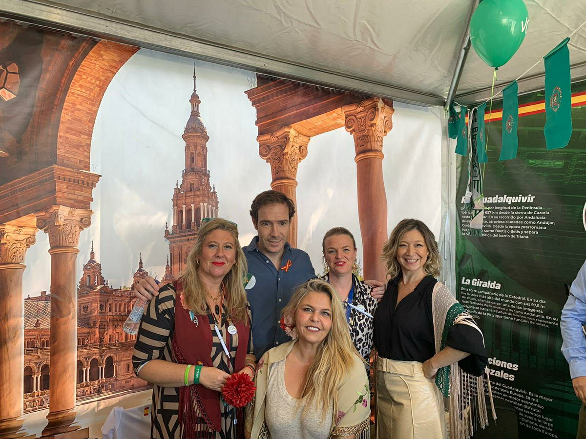 VOX_SevCapital's tweet image. Grande nuestro equipo del #DistritoNervión, parte de sus integrantes en la imagen con @terry_vox y @Javicortes_VOX, muchos afiliados sevillanos de @vox_es han participado en el #VIVA21, compartiendo momentos inolvidables. ¡Gracias a todos los voluntarios de nuestra caseta!💃🏻
