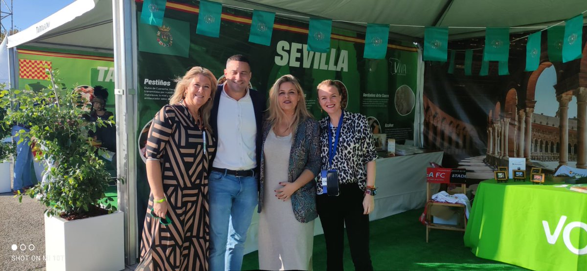 VOX_SevCapital's tweet image. Grande nuestro equipo del #DistritoNervión, parte de sus integrantes en la imagen con @terry_vox y @Javicortes_VOX, muchos afiliados sevillanos de @vox_es han participado en el #VIVA21, compartiendo momentos inolvidables. ¡Gracias a todos los voluntarios de nuestra caseta!💃🏻