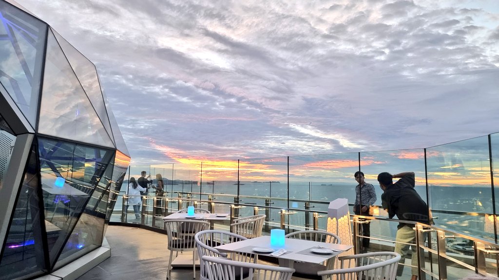 LonelyPlanet77's tweet photo. Pattaya มีอะไรมากกว่าที่คุณคิด #กินไหนดีพัทยา #เที่ยวไหนดีพัทยา 
The sky 32 @ Grand Center Point Pattaya https://t.co/54COiI7zge