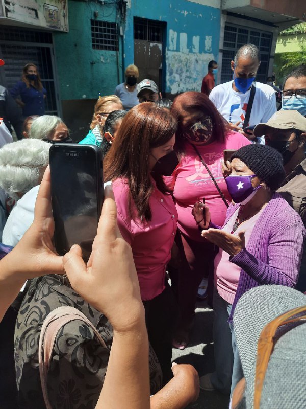 Excelente participación de la comunidad de la parroquia Santa Teresa, en la Unidad Educativa Nacional Francisco Pimentel, ubicada en Quinta Crespo. En cada centro, gratamente escuchando y atendiendo al pueblo
#SimulacroElectoral 
#CaracasTieneConQue