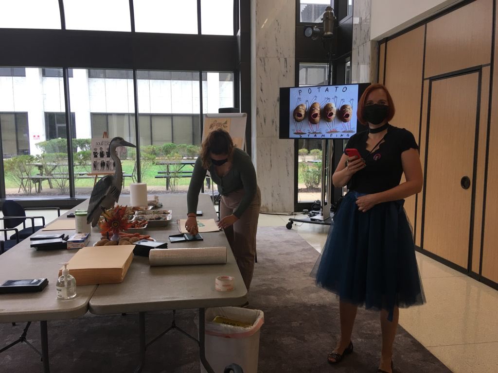 Latvia_USA's tweet photo. This year’s #KidsEuroFest was a success!🤩 Under the guidance of artist and children’s book illustrator Marina Heniņa🎨, hundreds of children learned how to make potato stamps and play the national Latvian🇱🇻 game #Novuss. We can’t wait to see you again next year!🤗 https://t.co/SMOi4iSUTO