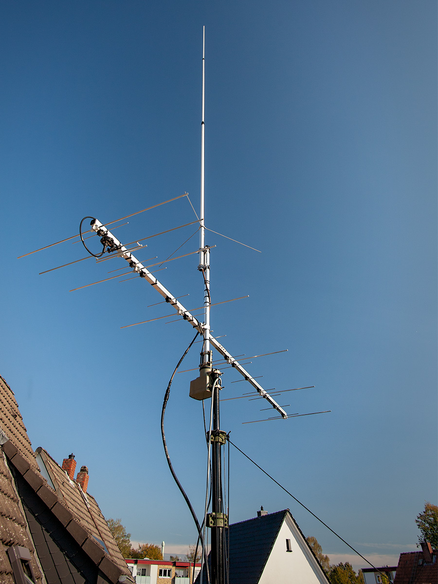 DJ4RAM's tweet photo. Happy to have finished this by myself before it's getting cold and rainy. 💪 #yu1cf 2m/70cm yagi + x-510 GP on an AR500 rotor mounted on the ❤️#geroh crank mast.🤓 https://t.co/eN0Aiv6CIH