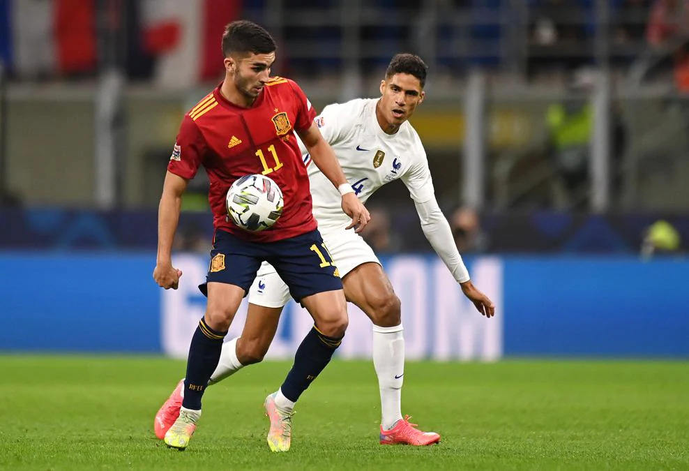 хавбек в футболе. полузащитник в футболе. хавбек в футболе в картинках. кевин де брюйне сборная бельгии. жереми матье барселона.