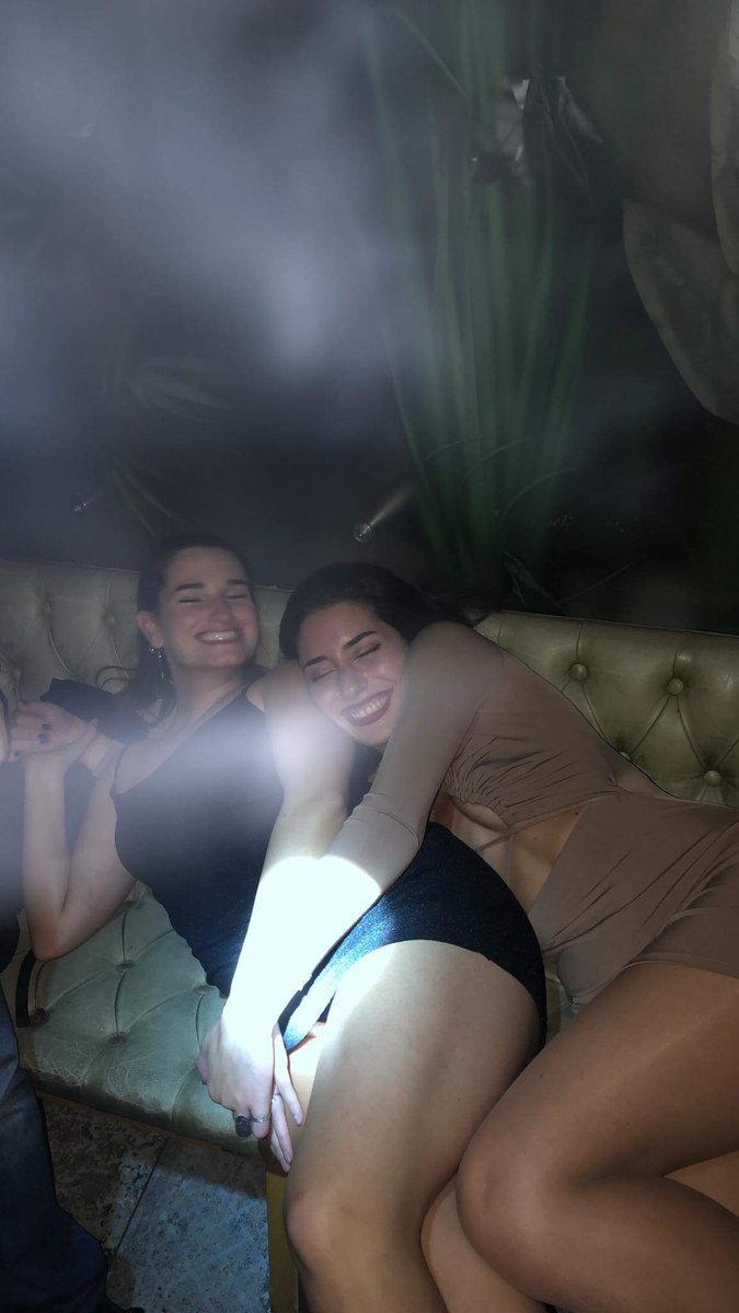 vminsluver's tweet photo. 3 pretty drunk besties https://t.co/fKIQt3UuPz