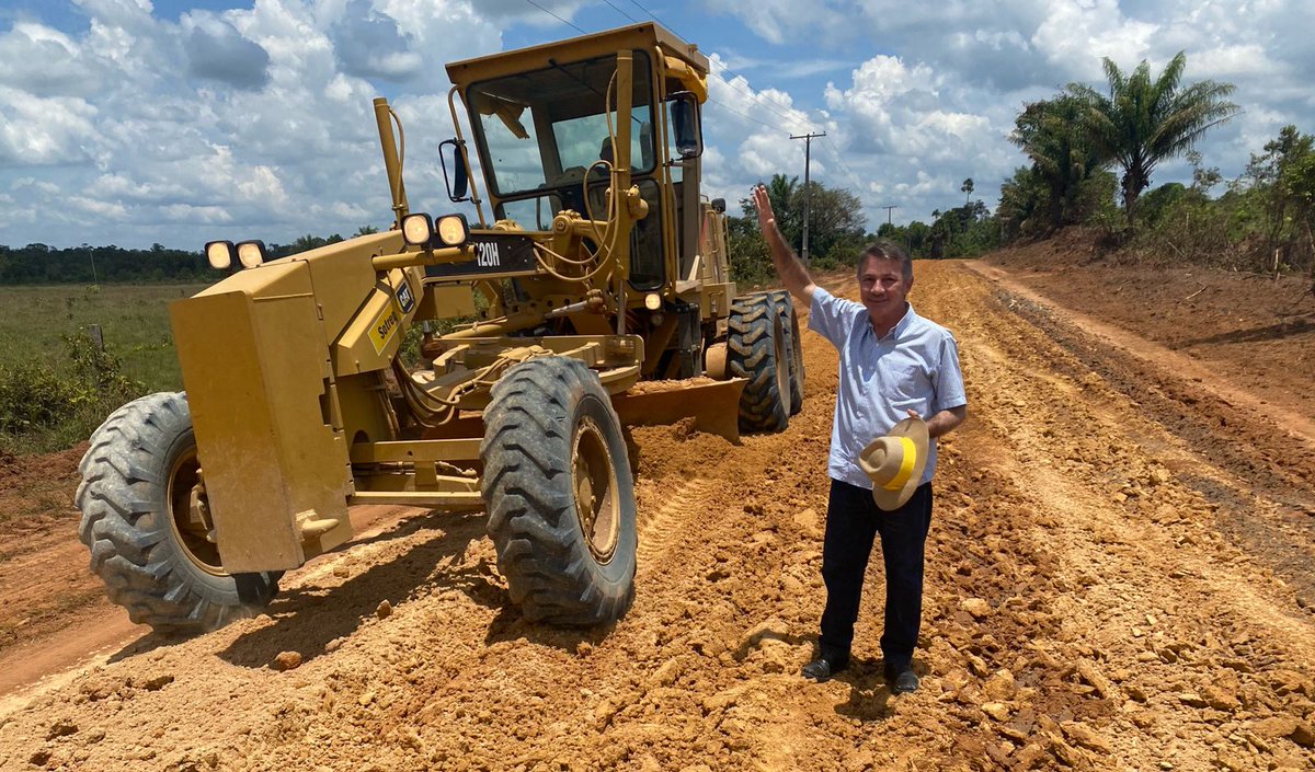 antoniodenarium's tweet photo. O Governo está realizando o maior programa de asfaltamento de estradas e recuperação de vicinais da história de Roraima. Em pouco mais de dois anos, já foram recuperados mais de 3 mil quilômetros de estradas vicinais e mais de 200 pontes foram construídas e recuperadas no Estado https://t.co/UfeeXHU0RB