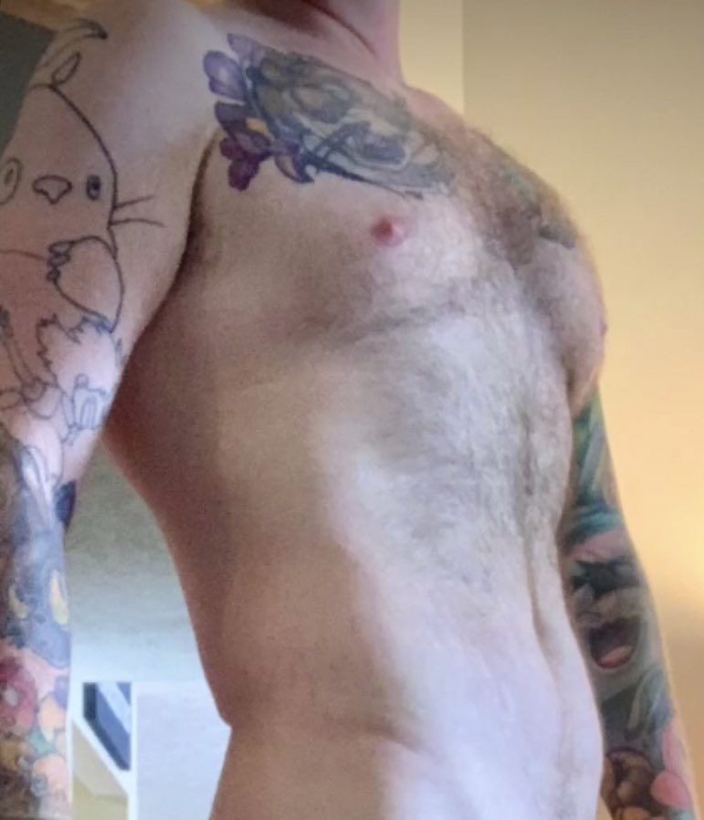 p_weasley_'s tweet photo. @quaran_twink Hairy, tatted, chesty 😝 https://t.co/wVVXYc9q0b