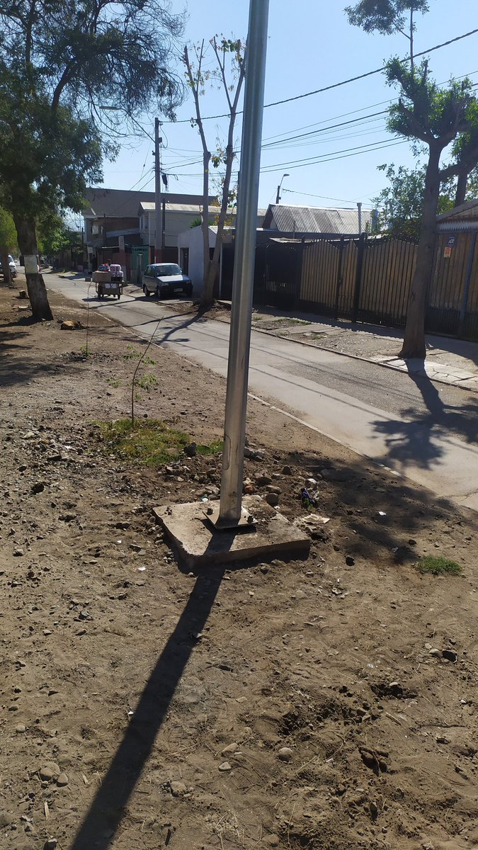 colocolo231's tweet photo. Trabajos de iluminación terminados pero dejan todos los escombros botados, esto es en calle todas con Víctor cruz, comuna de cerro navia @mtamayor https://t.co/jWgBNFk7Vc