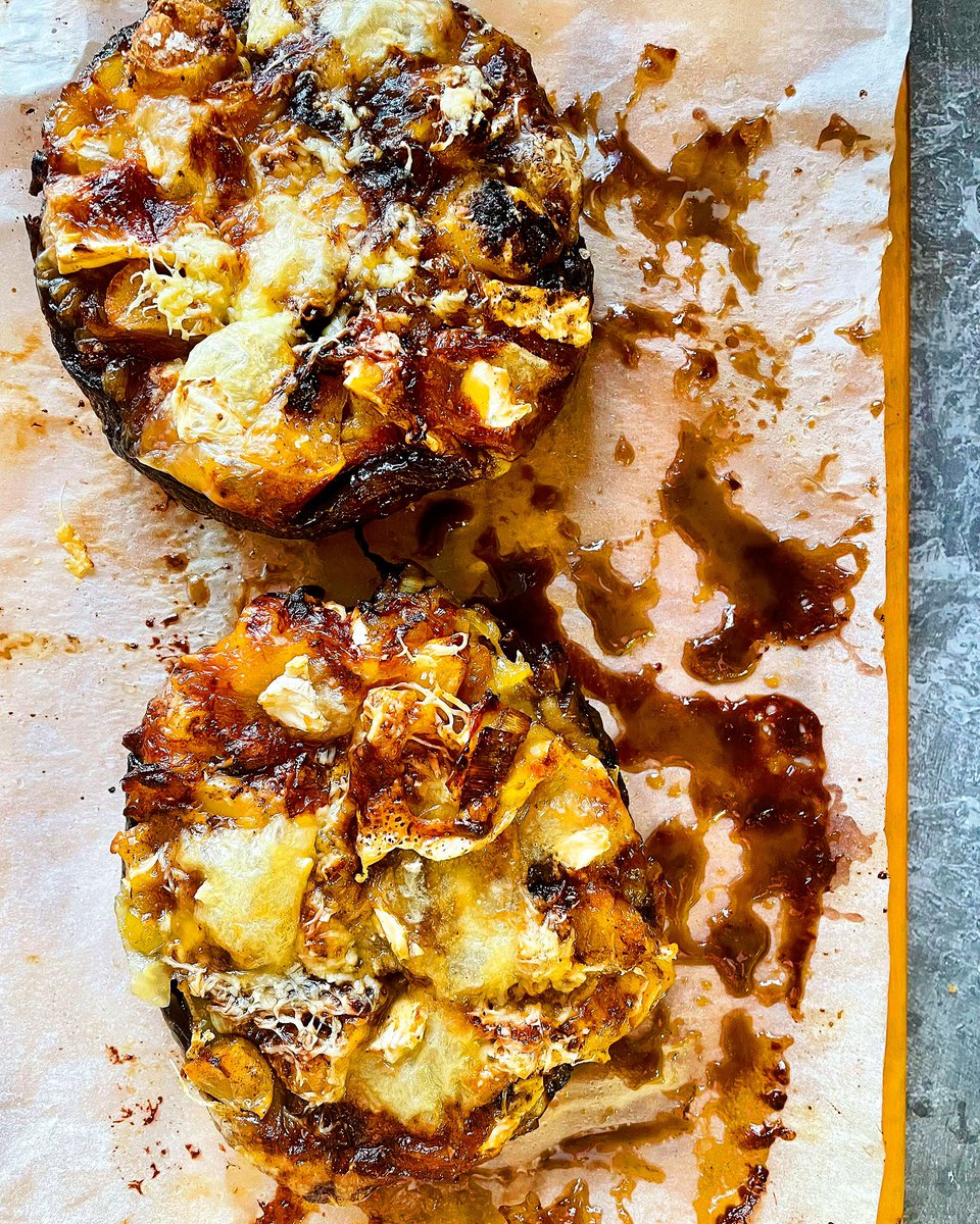 Toadstool weather 🍄 

Portobellos stuffed with brie, caramelised leeks &amp; onions, dusting of porcini powder 💖