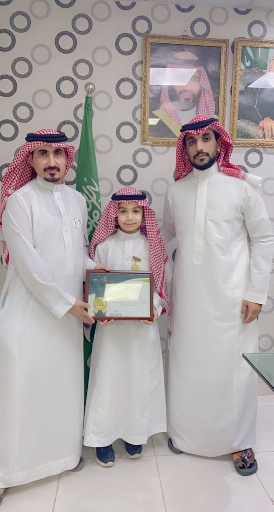 qadah71's tweet photo. مدير المدرسة يكرم الطالب / هيثم الشهري نظير تميزه الدراسي . https://t.co/3GBJtEZmpF