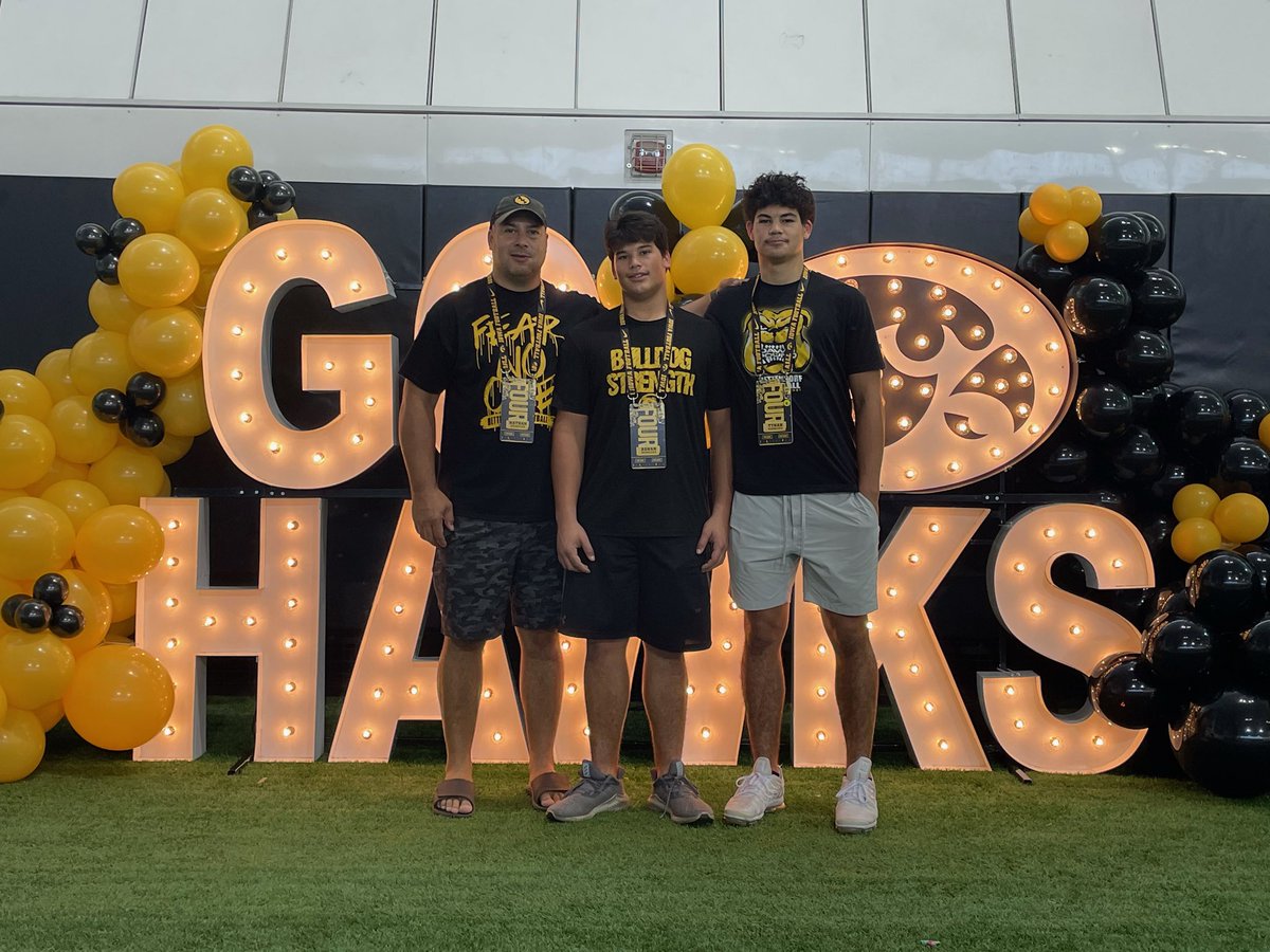 Had a great time in IC yesterday watching the hawks dominate! Thank you <a href="/TylerBarnesIOWA/">Tyler Barnes</a> &amp; <a href="/HawkeyeFootball/">Hawkeye Football</a> for having me! #gohawks 🐤