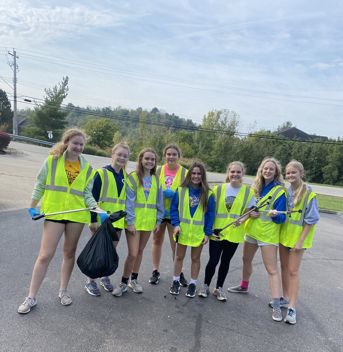 ncchsvolleyball's tweet photo. Freshman, JV and Varsity spent their morning making the city of Newport a little brighter! They collected 30+ bags of litter, a t.v., tires, grill cover and other debris. #teamwork #ladybredsteamstrong #pleasedonotlitter
๐๐๐ด @NewCathBreds https://t.co/KsnbZCwHi7
