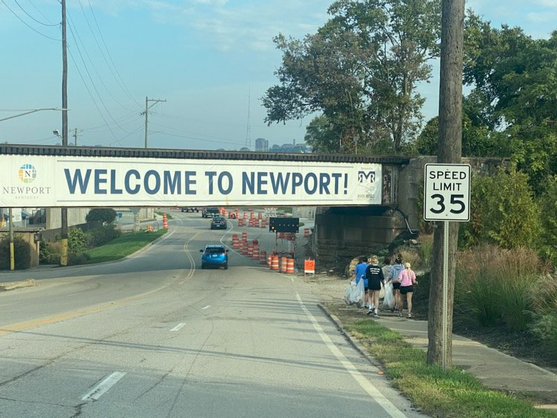 ncchsvolleyball's tweet photo. Freshman, JV and Varsity spent their morning making the city of Newport a little brighter! They collected 30+ bags of litter, a t.v., tires, grill cover and other debris. #teamwork #ladybredsteamstrong #pleasedonotlitter
๐๐๐ด @NewCathBreds https://t.co/KsnbZCwHi7