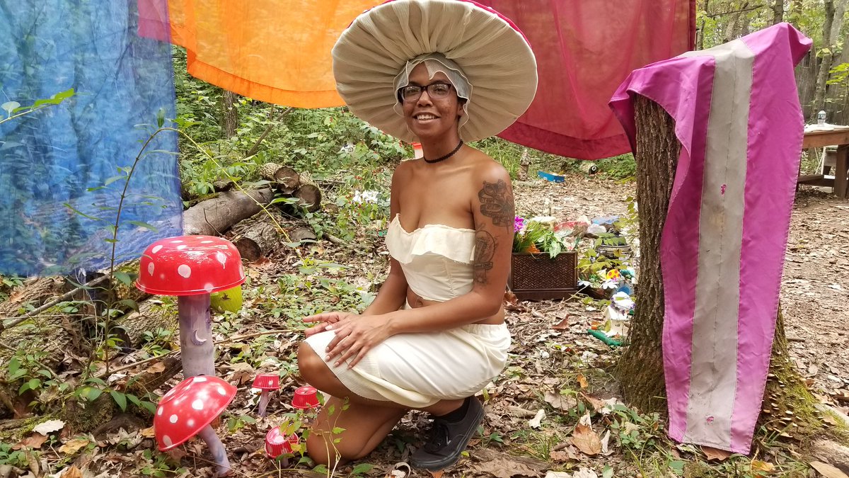 Momento42089752's tweet photo. Me amongst my fellow mushrooms on my birthday 🍄 had so much fun!! #HappyBirthdaytome #mushrooms #renissancefair https://t.co/5onwpZiSiL