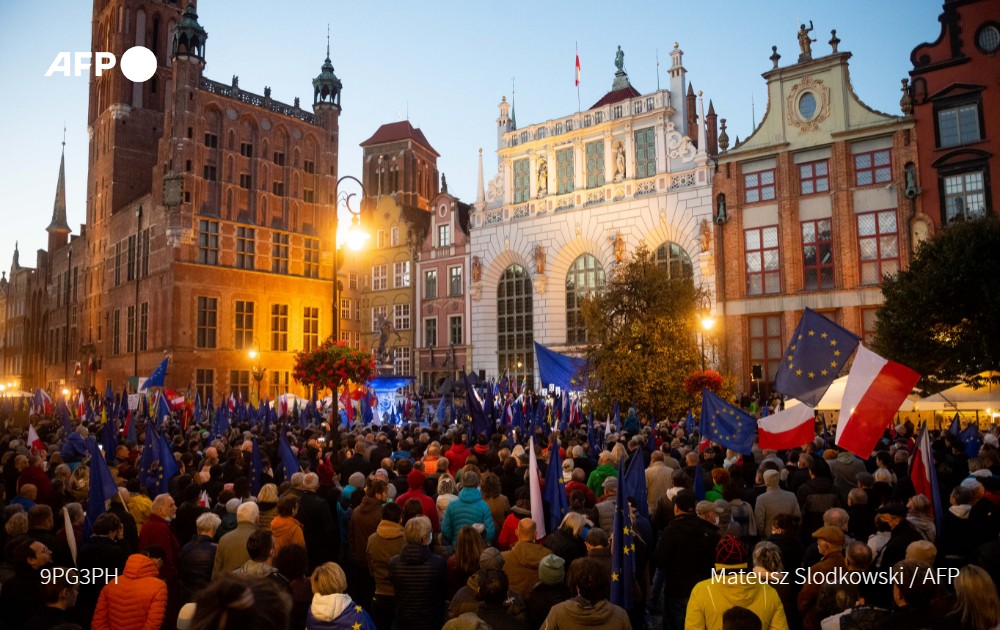 AFP's tweet photo. Tens of thousands of Poles rallied on Sunday in defence of their country's EU membership, after Poland's top court last week issued a landmark ruling against the primacy of EU law https://t.co/xNbEASSiOl https://t.co/cETSHzQG8u
