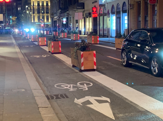 luxembourgize's tweet photo. Thank you, @CityLuxembourg 🥰. With that impatiently awaited improvement in #rueOrigerLux, the biking link Centre-Gare is now complete👍. I sincerely cross my fingers that the chosen spacing of the planters will deter even Smart drivers from parking there 😇 https://t.co/B5QnvLJI6e
