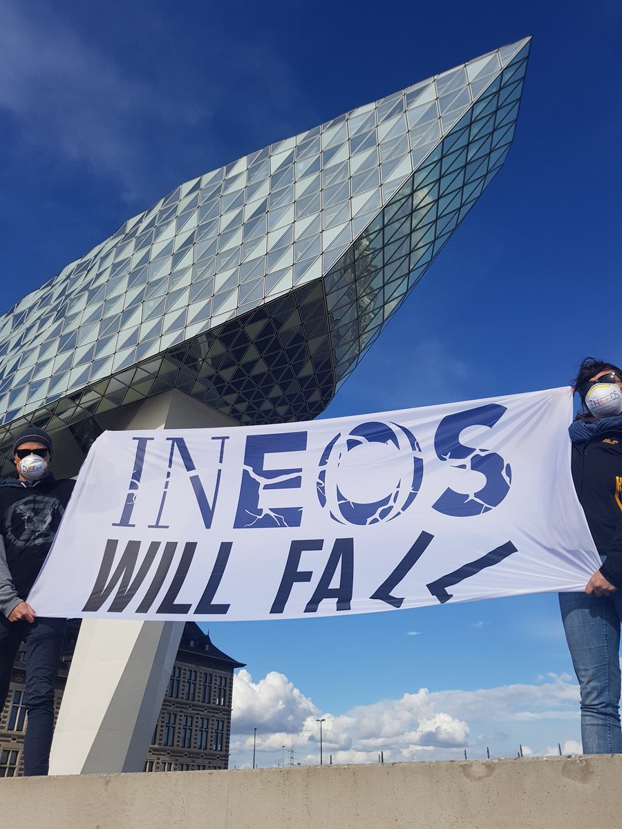 IneosWillFall's tweet photo. De burgerbeweging gaf een sterk signaal aan politici: actiegroepen die overal in België strijden tegen schadelijke (mega-)projecten of bedrijven verenigen zich in een #PeoplePower coalitie. #IneosWillFall was er met @XR_Belgium @TDegaze @stopalibaba @grondrecht_be e.v.a.
2/4 https://t.co/ooP4206Tkk