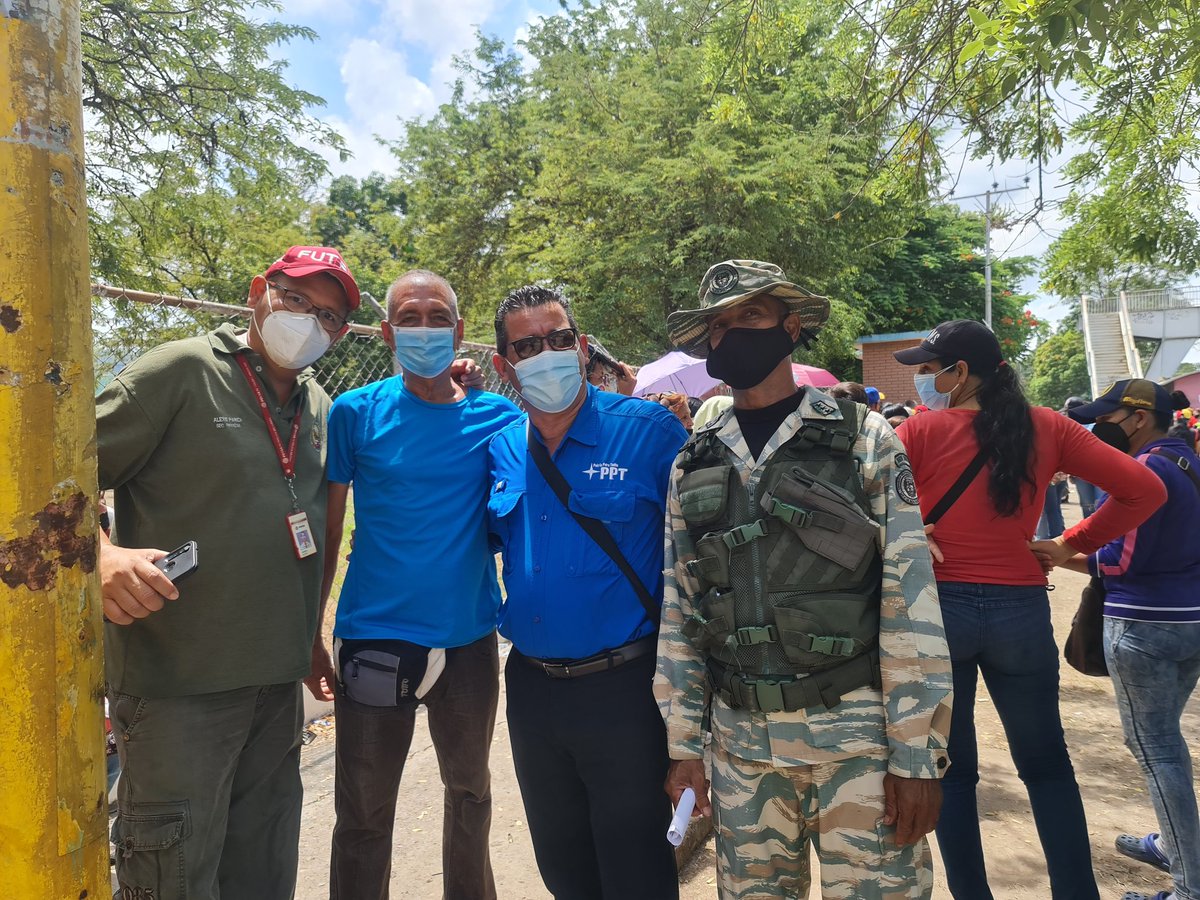 williancontig's tweet photo. En el simulacro electoral  con #NelsonMoreno,el próximo Alcalde de PLC, Daniel Haro,Brizaida Barreto y muchos dirigentes revolucionarios q construyen con su esfuerzo la contundente victoria q obtendremos en las megaelcciones del 21N.
@NicolasMaduro
@dcabellor 
@luismarcanos https://t.co/HUa5GwMQon