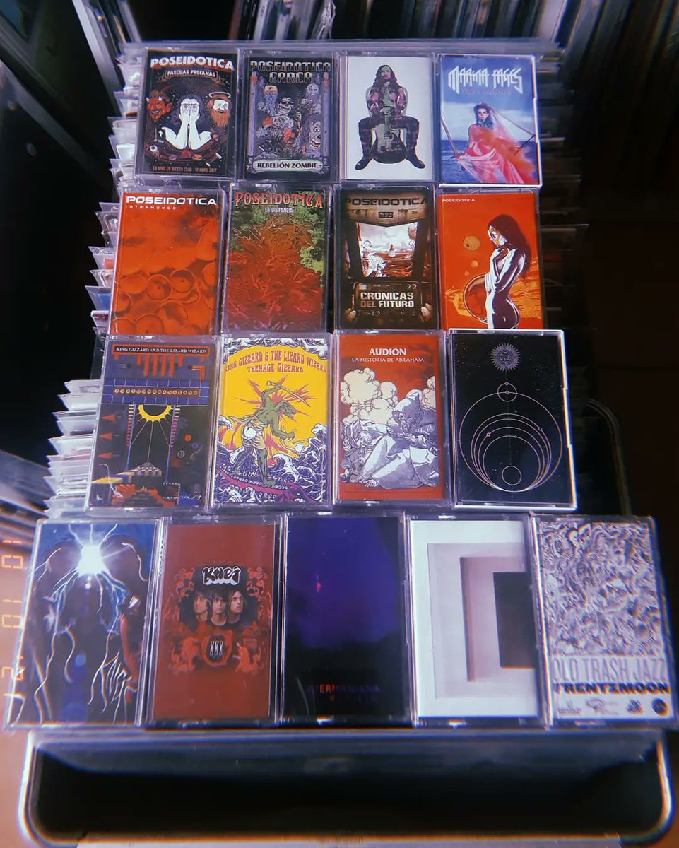 En la foto los 17 lanzamientos en cinta que hicimos a lo largo de nuestra historia incluyendo discos de <a href="/poseidotica/">Poseidotica</a>, @carca_, <a href="/kinggizzard/">King Gizzard</a>, <a href="/trioknei/">trioknei</a>, <a href="/fages/">life</a>, <a href="/cobraxrod/">Cobra Rod</a>, <a href="/atrashaytruenos/">Atrás Hay Truenos</a>, <a href="/iahbanda/">IAH</a>, <a href="/Ayermaniana/">AYERMANIANA</a>, Audión y Frentzmoon 🏆
#cassette #tape #cinta #aquatalanrecords