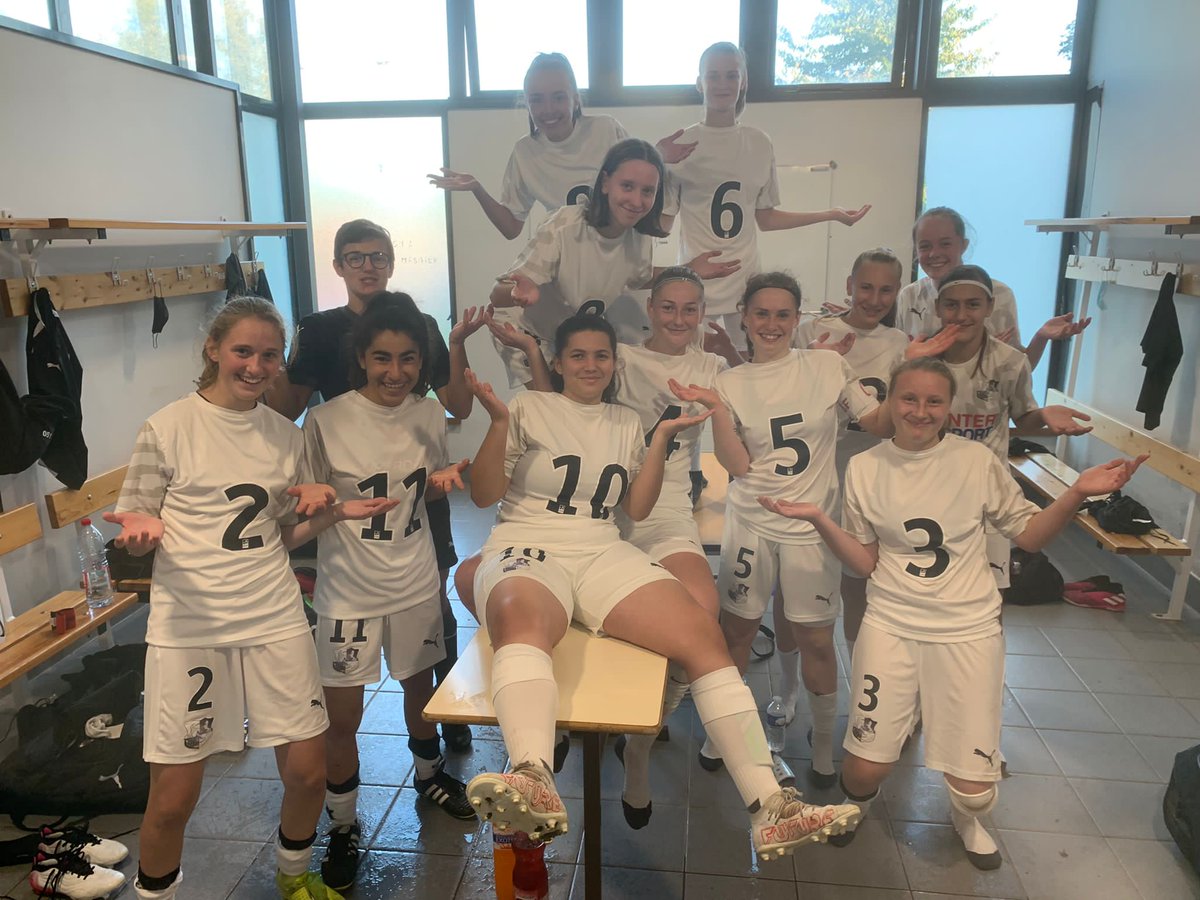 Mathilde_rgnd8's tweet photo. Derby gagné 5-0 contre Porto 🔥💪🏽
Buteuse coup franc directe 🔥🔥
@AmiensSC 🖤🤍
#buteuse 
@amandinehenry6 @HoussemAouar https://t.co/0epRaui9MA
