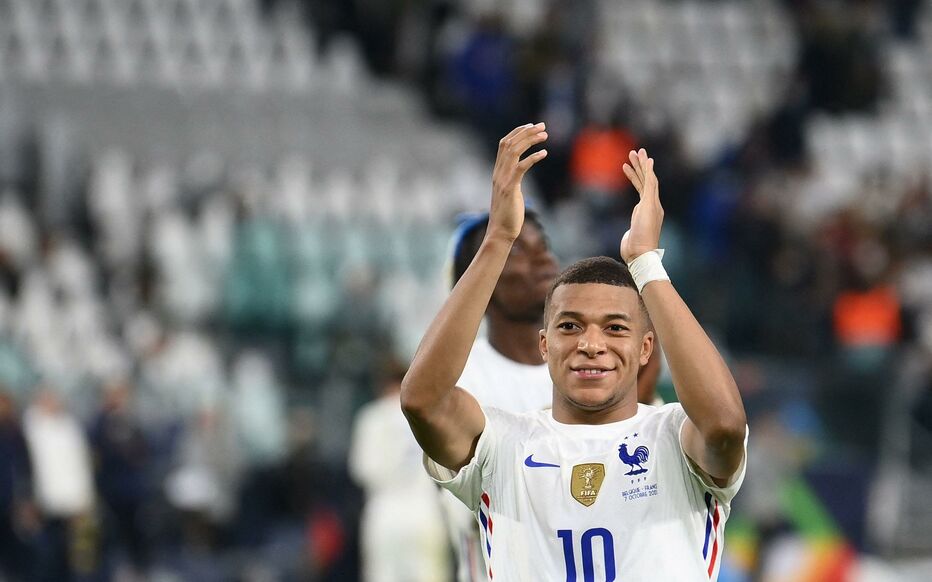 FootParlonsFoot's tweet photo. Ligue des Nations🇪🇺
But pour les Bleus !
Cette fois c'est au tour de Mbappe de s'illustrer, après avoir reçu la passe de Hernandez, Mbappe se retrouve en face à face avec Simon qu'il remporte avec un passement de jambe et une frappe qui passe sous le portier.
#ESPFRA https://t.co/mtpul9gM7f