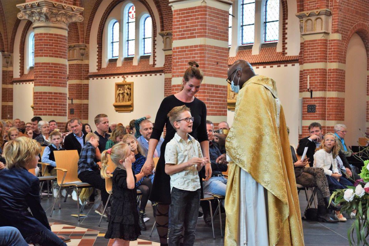 CorneliusLimmen's tweet photo. I Een foto-impressie van de Eerste Communieviering op 10 oktober 2021. in de Corneliuskerk te Limmen met voorgangers deken Franklin Brigitha en pastor Johan Olling. (Foto’s van Nico Snel) https://t.co/DTL8FIfrrC