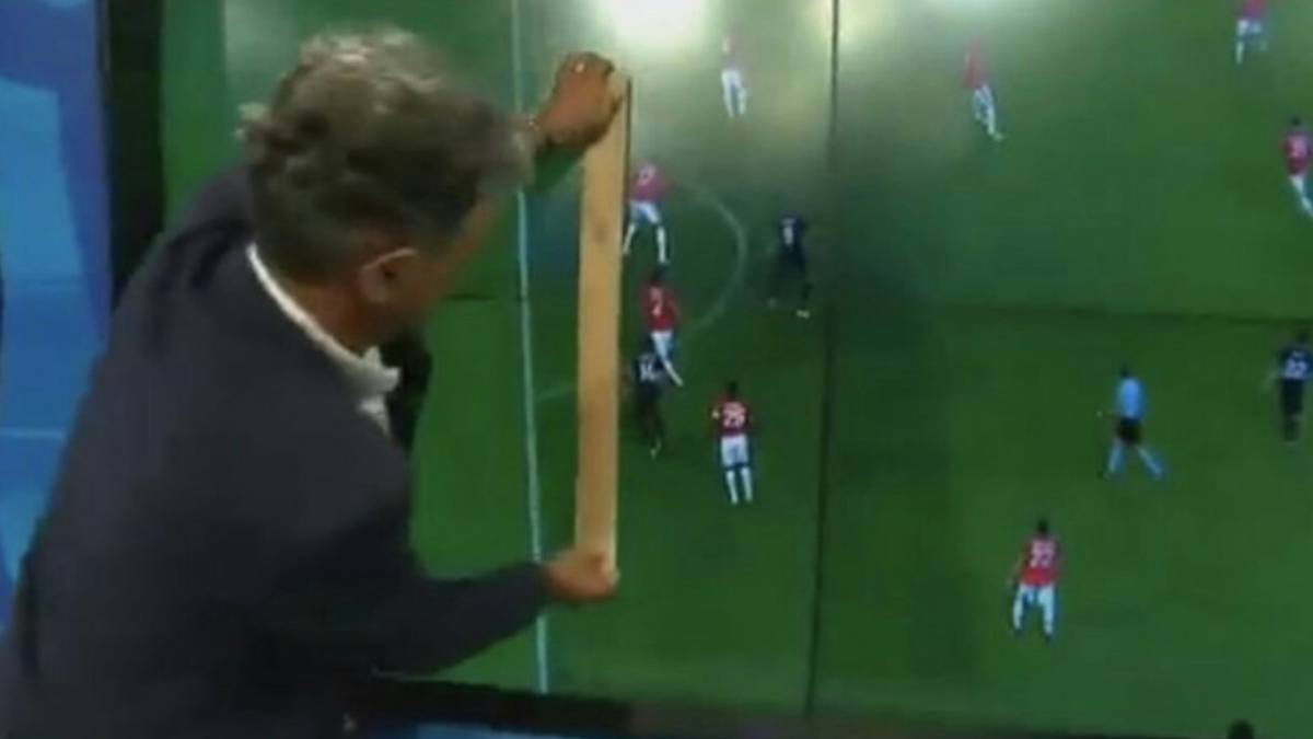 WinamaxDeportes's tweet photo. El VAR revisando el fuera de juego de Mbappé. #EspañaFrancia https://t.co/6mpK7BpZJU