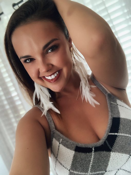 Loving these feather earrings a fan spoiled me with 🥰 #sundayvibes #smile #linkinbio #sweaterweather<a href="/tag/smile"class="tags"><span>#smile</span></a><a href="/tag/linkinbio"class="tags"><span>#linkinbio</span></a><a href="/tag/sundayvibes"class="tags"><span>#sundayvibes</span></a><a href="/tag/sweaterweathe"class="tags"><span>#sweaterweathe</span></a>