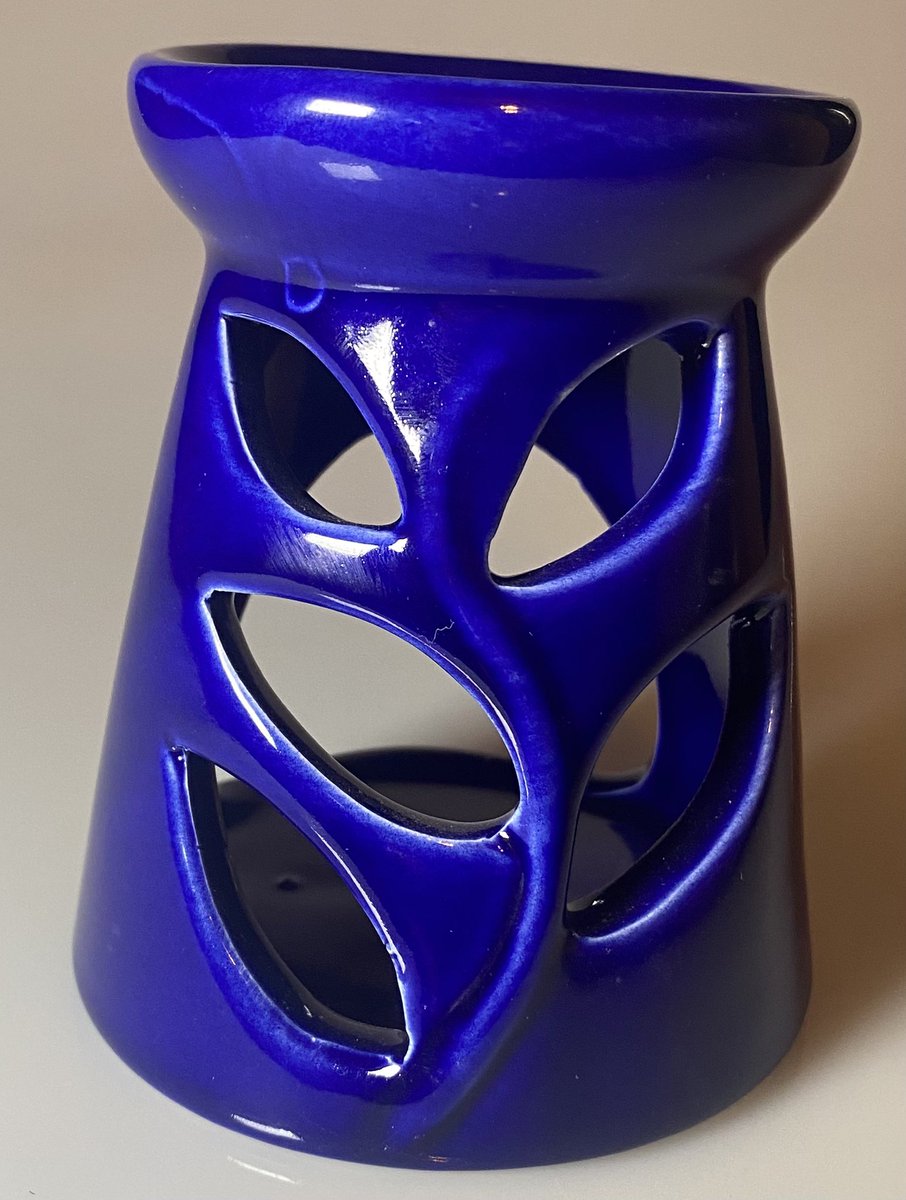 Classyky__'s tweet photo. Wax melt bundles are available on the website, they include one of those wax warmers, a wax melt of your choice and 6 unscented tea light candles and it’s only $12! Shop https://t.co/RT68aIK9D5 https://t.co/f7SYNhlpcZ