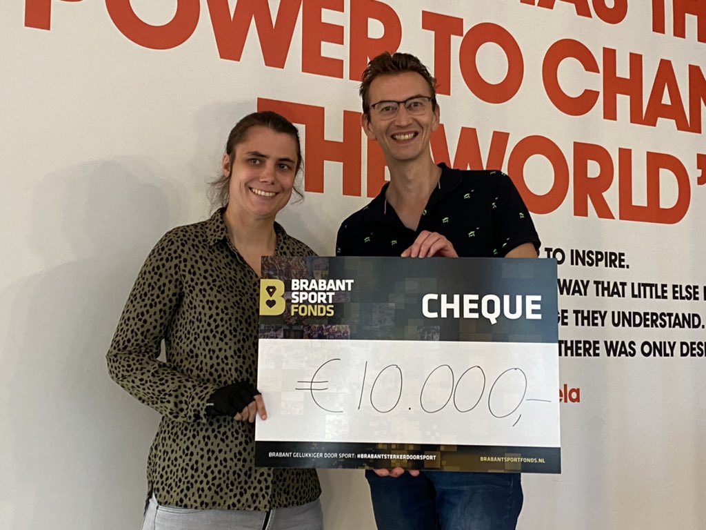 En toen kwam ik op 28 september in SX zomaar <a href="/CasimirWernaart/">Casimir Wernaart</a> tegen die namens Zitvolleybal Tilburg een hele mooie cheque kreeg uitgereikt van Brabant Sport Fonds. Dat moest op de foto natuurlijk. Ik moest even wachten met plaatsen, maar nu mag het. Van harte gefeliciteerd! 👊